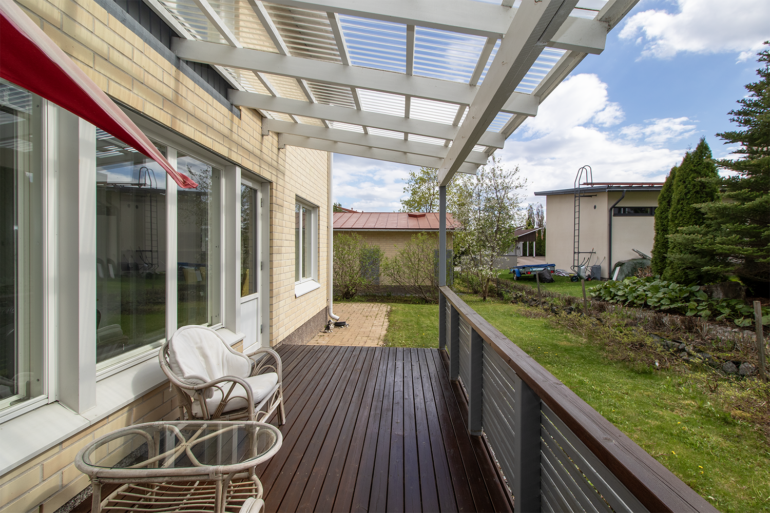 Piha jatkuu myös talon sivustalle.