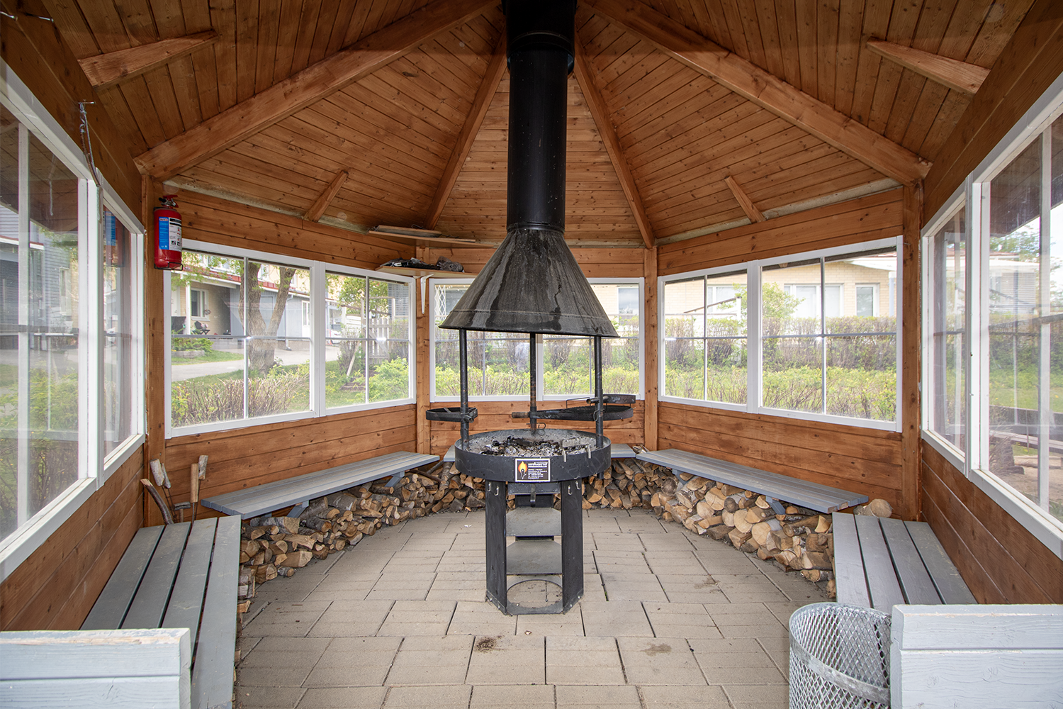 Taloyhtiössä grillimaja.