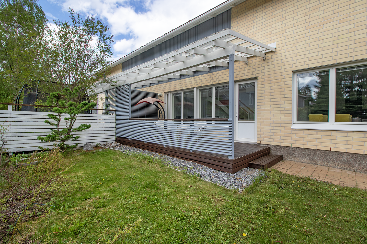 Pihalla kaunis bonsaipuu.