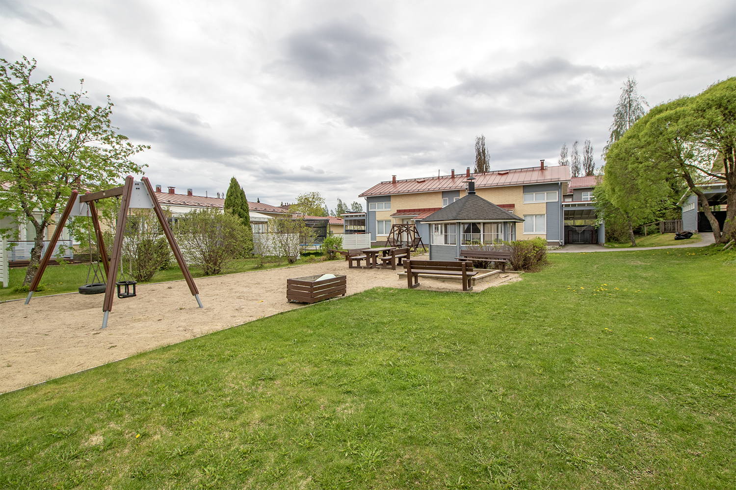 Taloyhtiön viihtyisä piha.