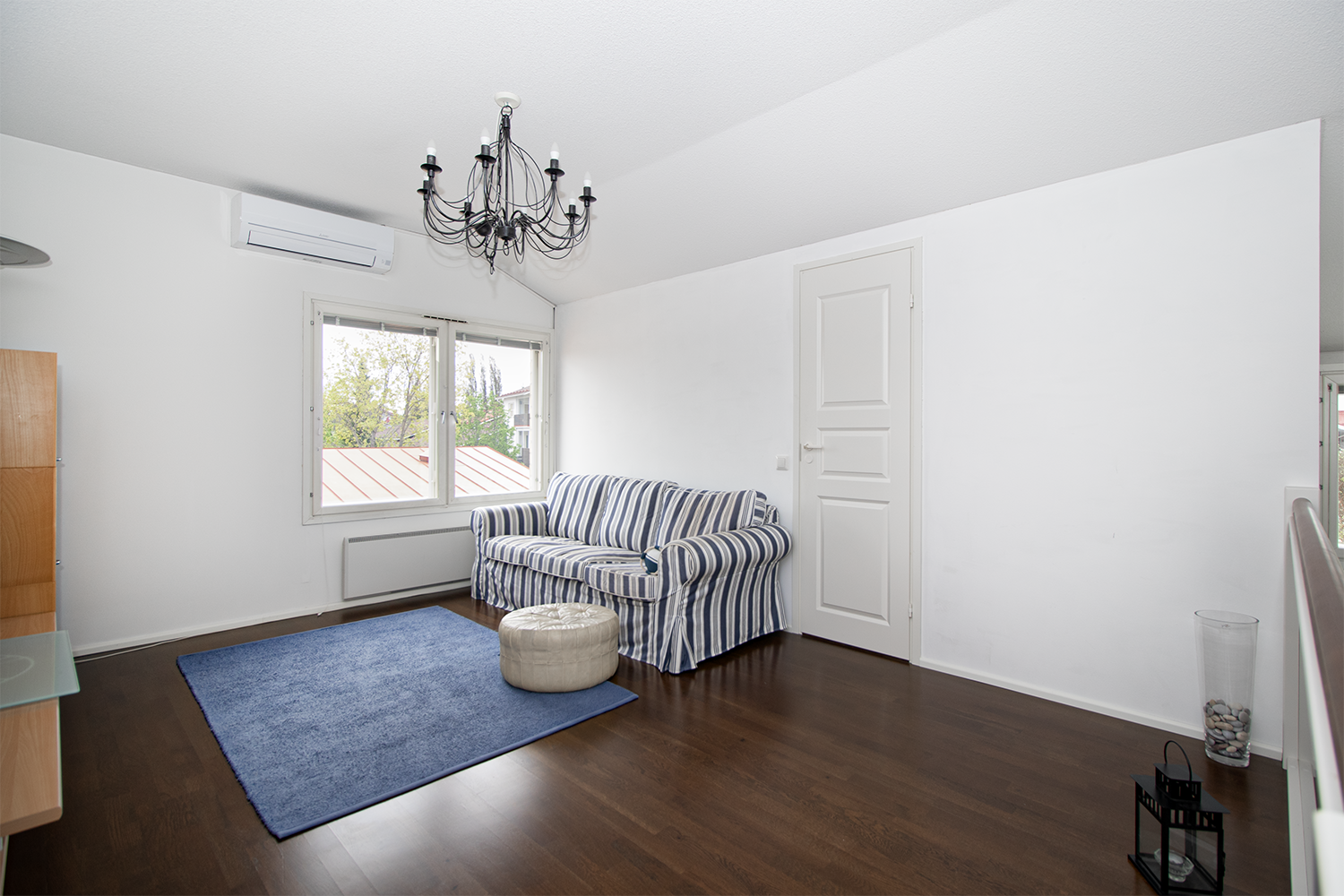 Tämän huoneen yhteydessä puolen asunnon levyinen vaatehuone.