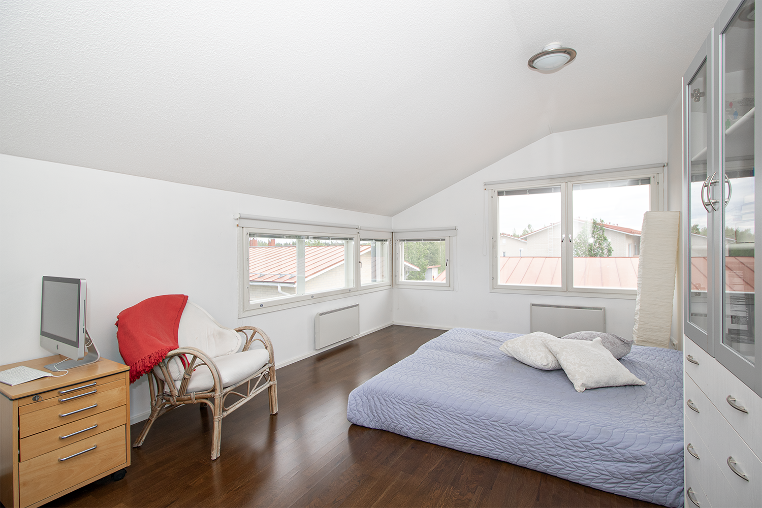 Myös tämän makuuhuoneen yhteydessä vaatehuone.