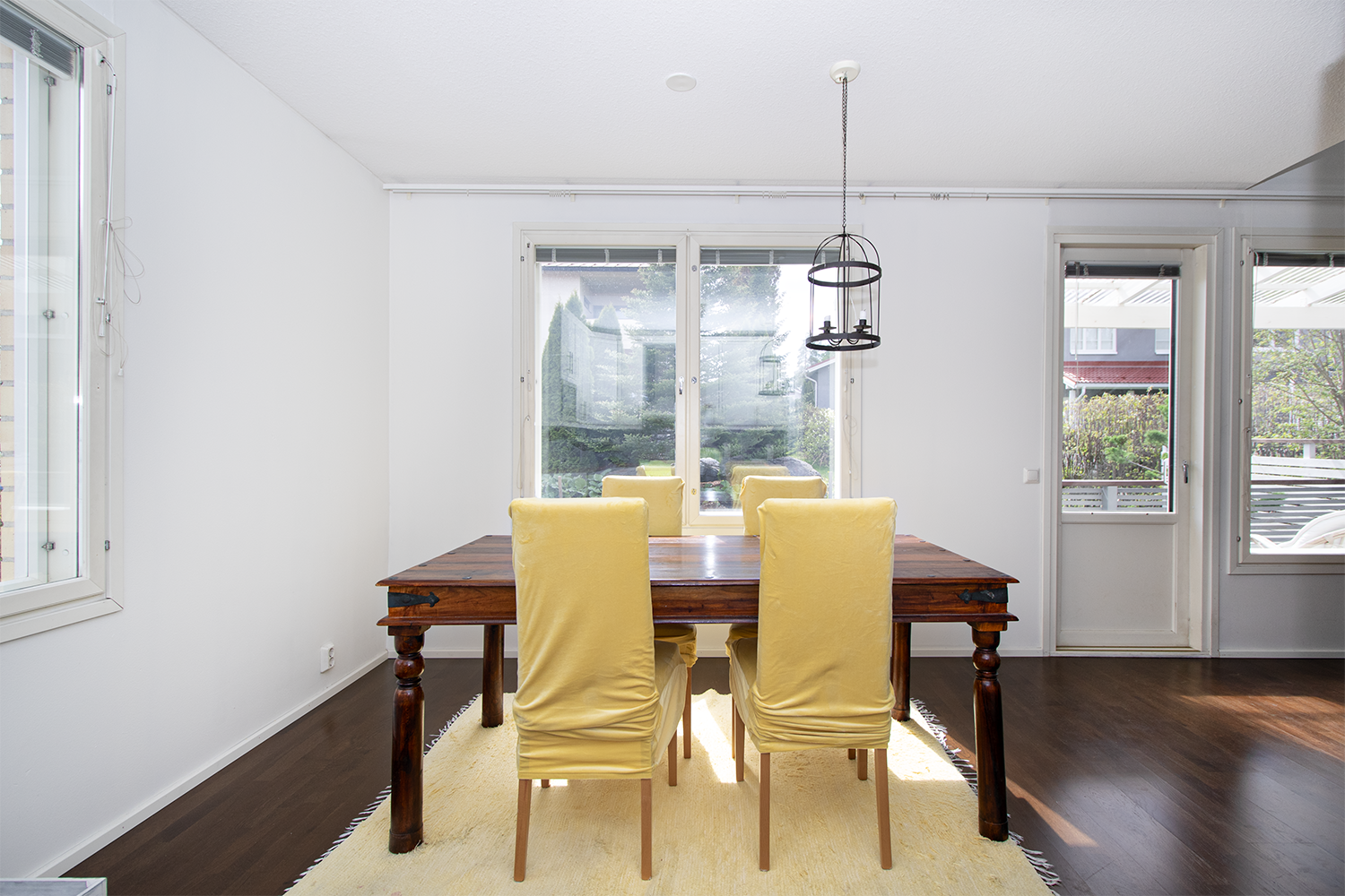 Valoisa ruokailutila.