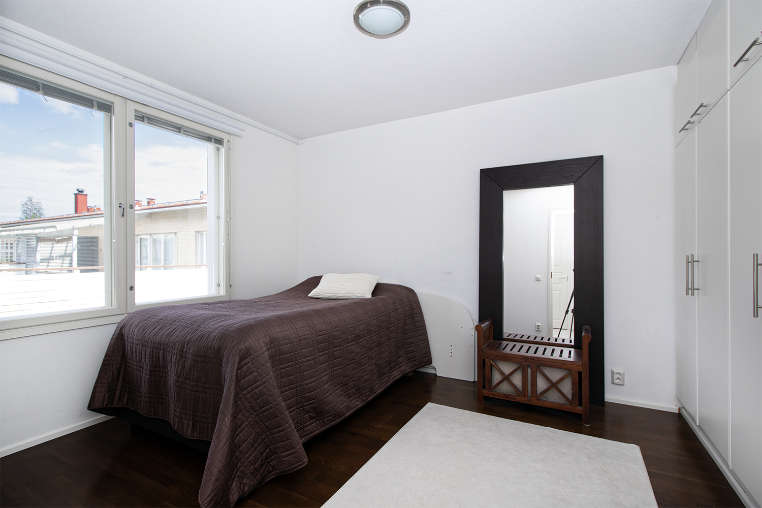 Alakerran makuuhuone, jossa kaapistoja.