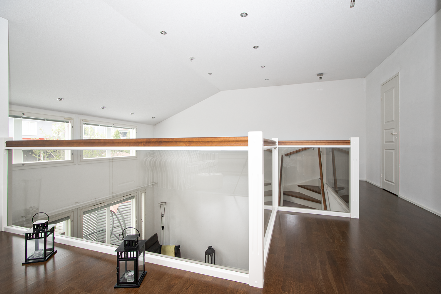 Lasikaiteet uusittu 2012.