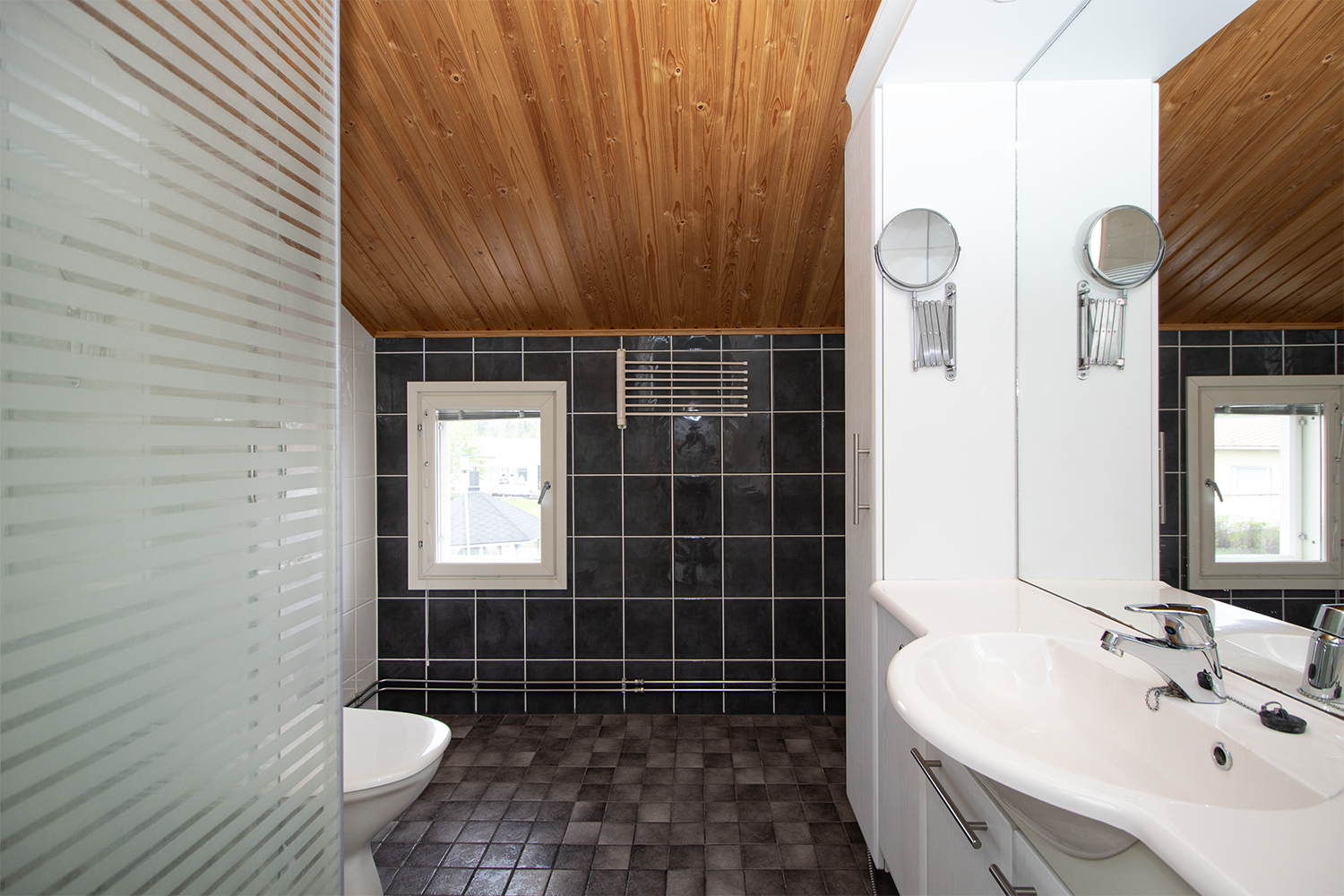 Yläkerran kylpyhuone.