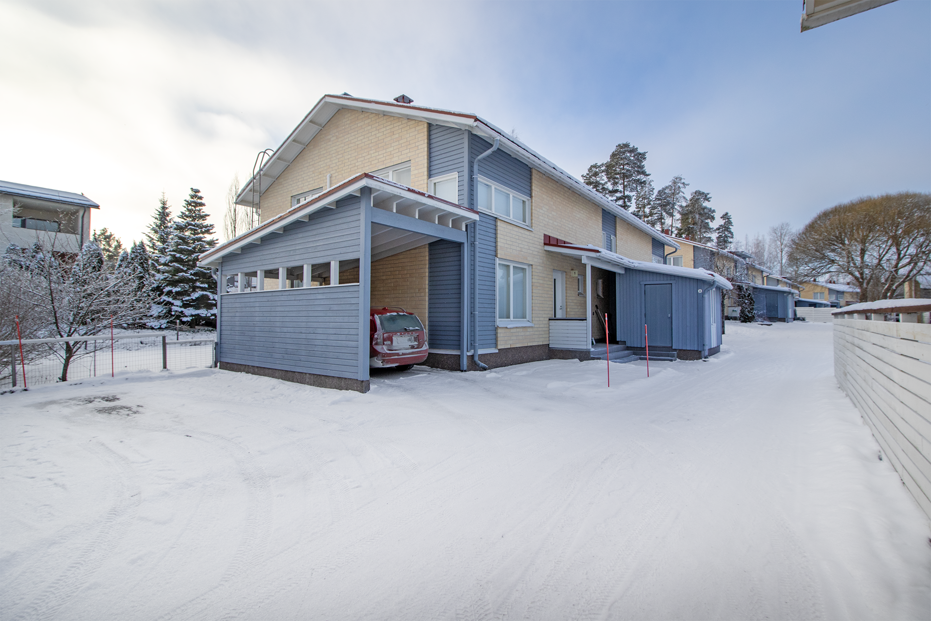 Autokatos suoraan kodin vieressä.