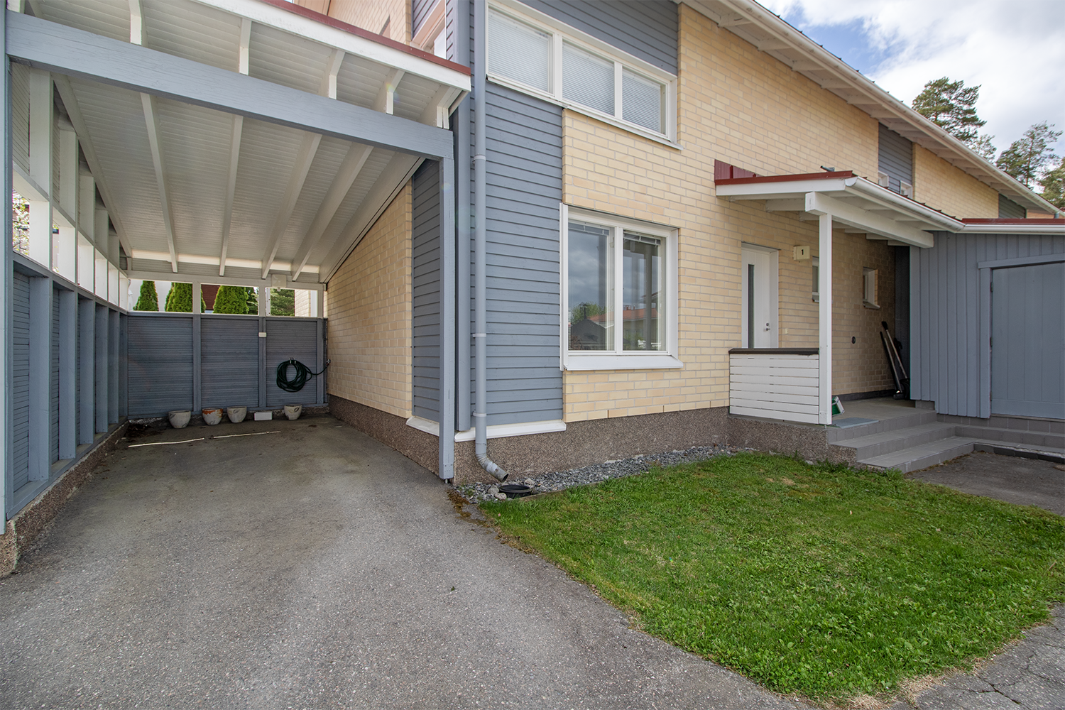 Autokatos suoraan kodin vieressä.