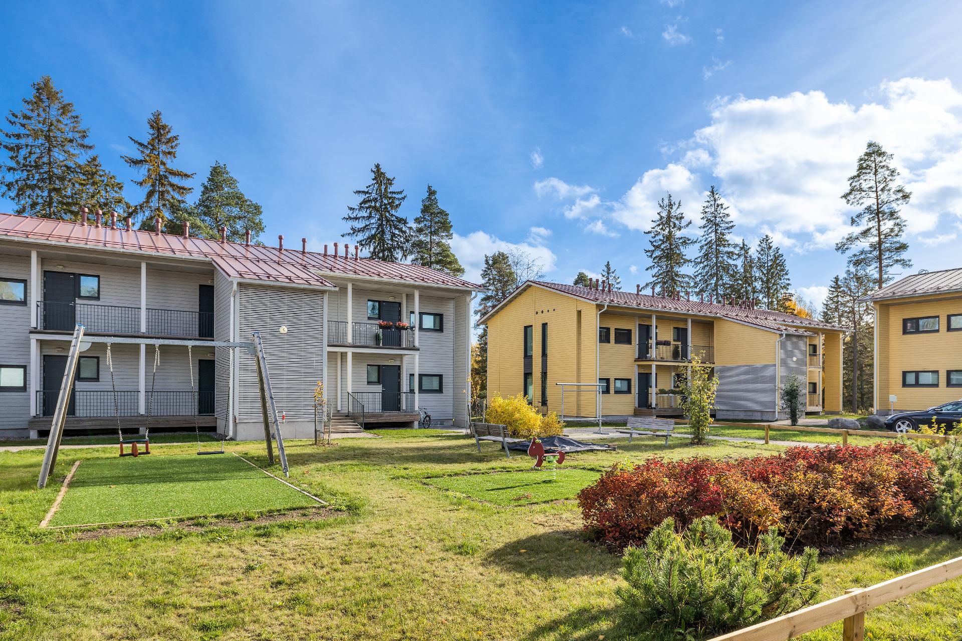 Yhtiön kaunis piha-alue