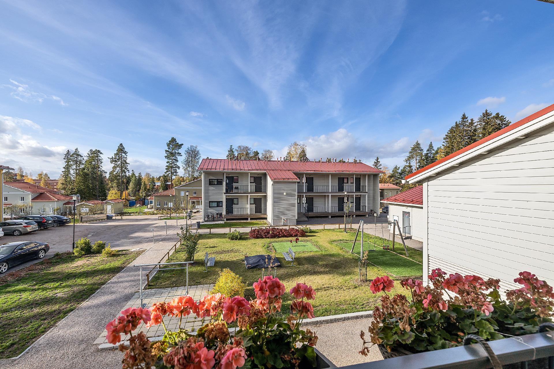 Yhtiön piha-aluetta luhtikäytävästä kuvattuna