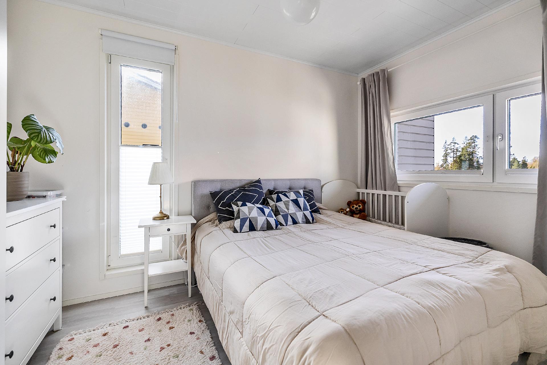 Makuuhuoneessa ikkunoita kahteen suuntaan