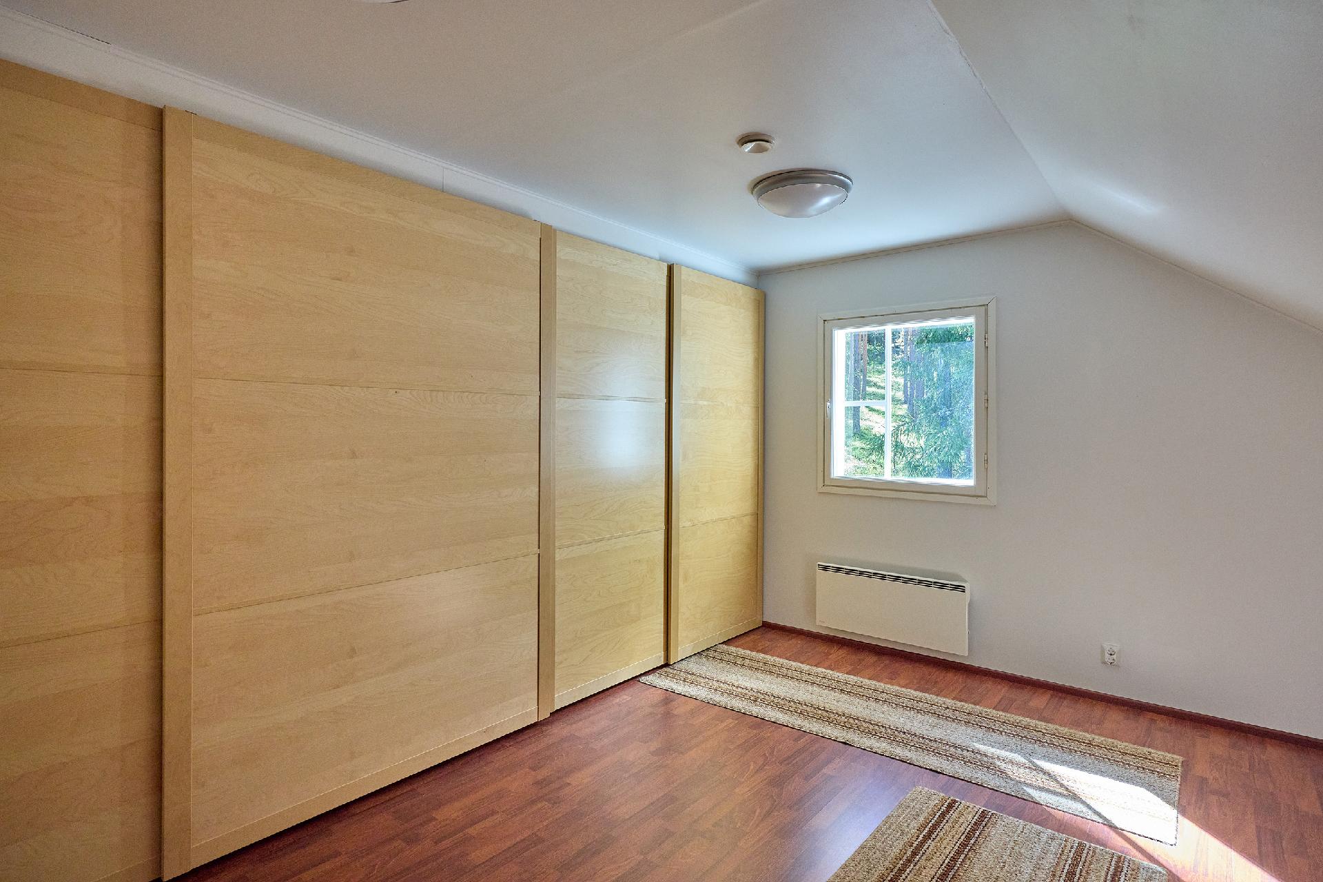 Autotallirakennuksen toinen huone