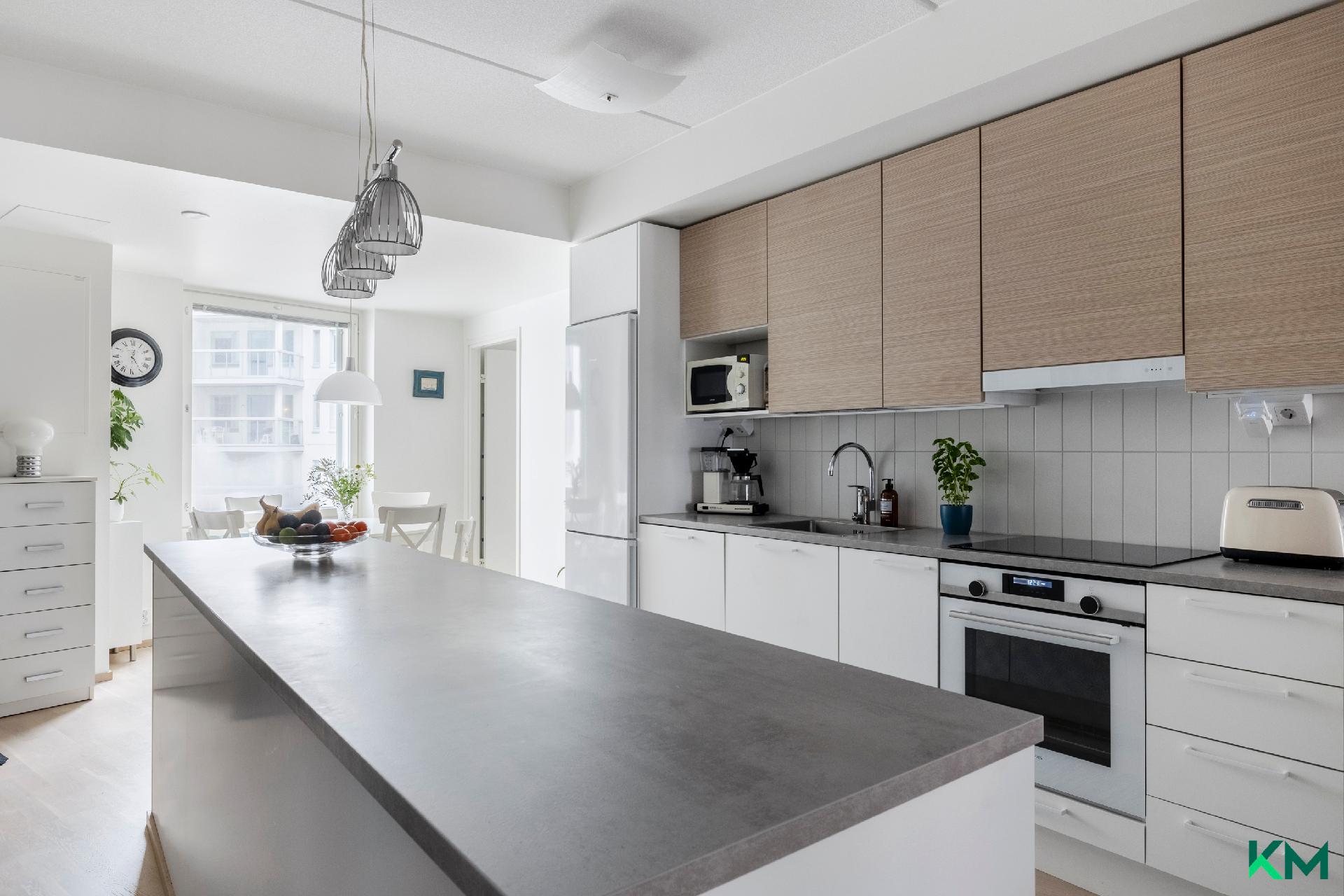 keittiössä mainiosti kaappi- ja laskutilaa