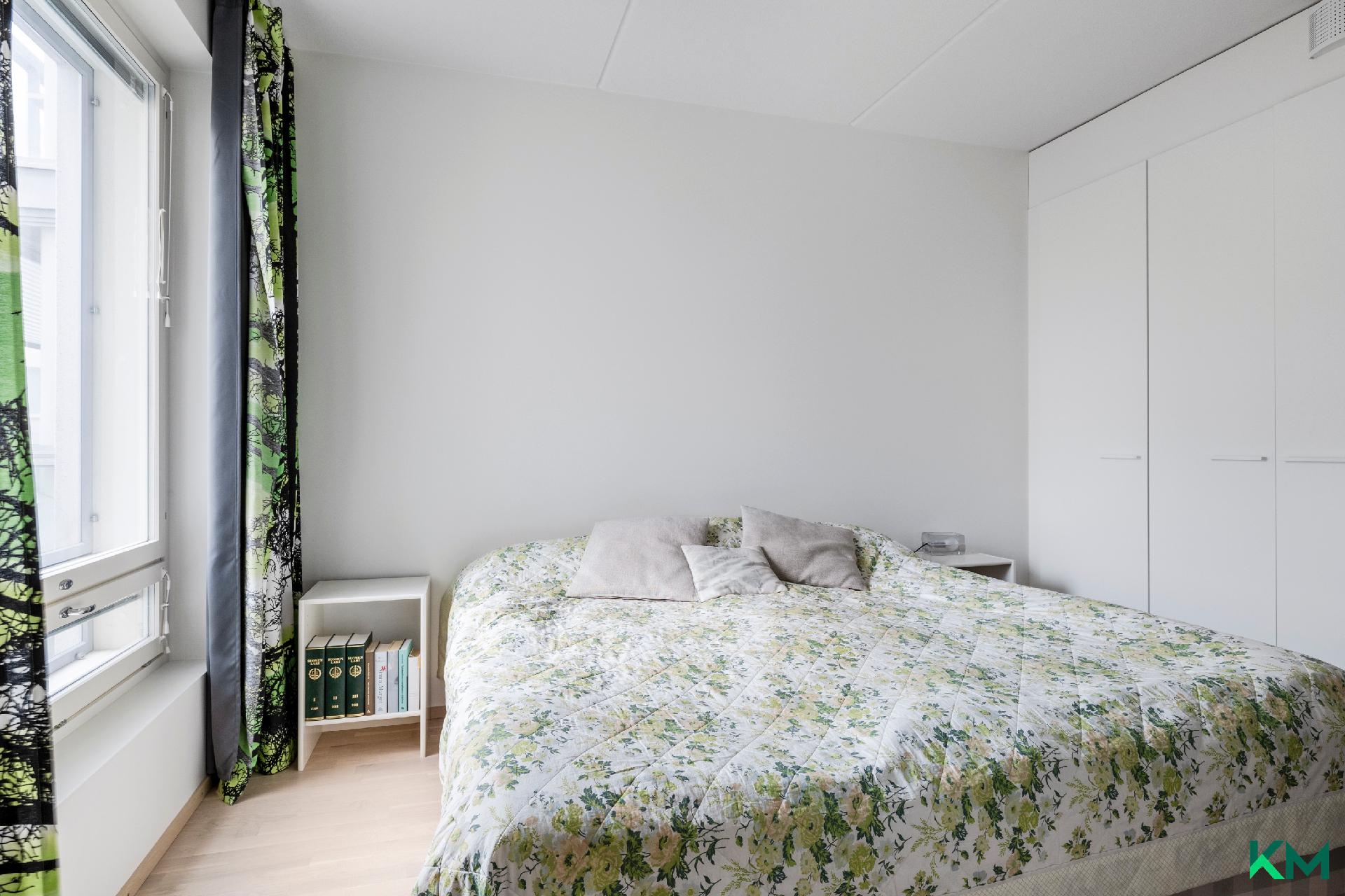 seinän levyinen kaapisto