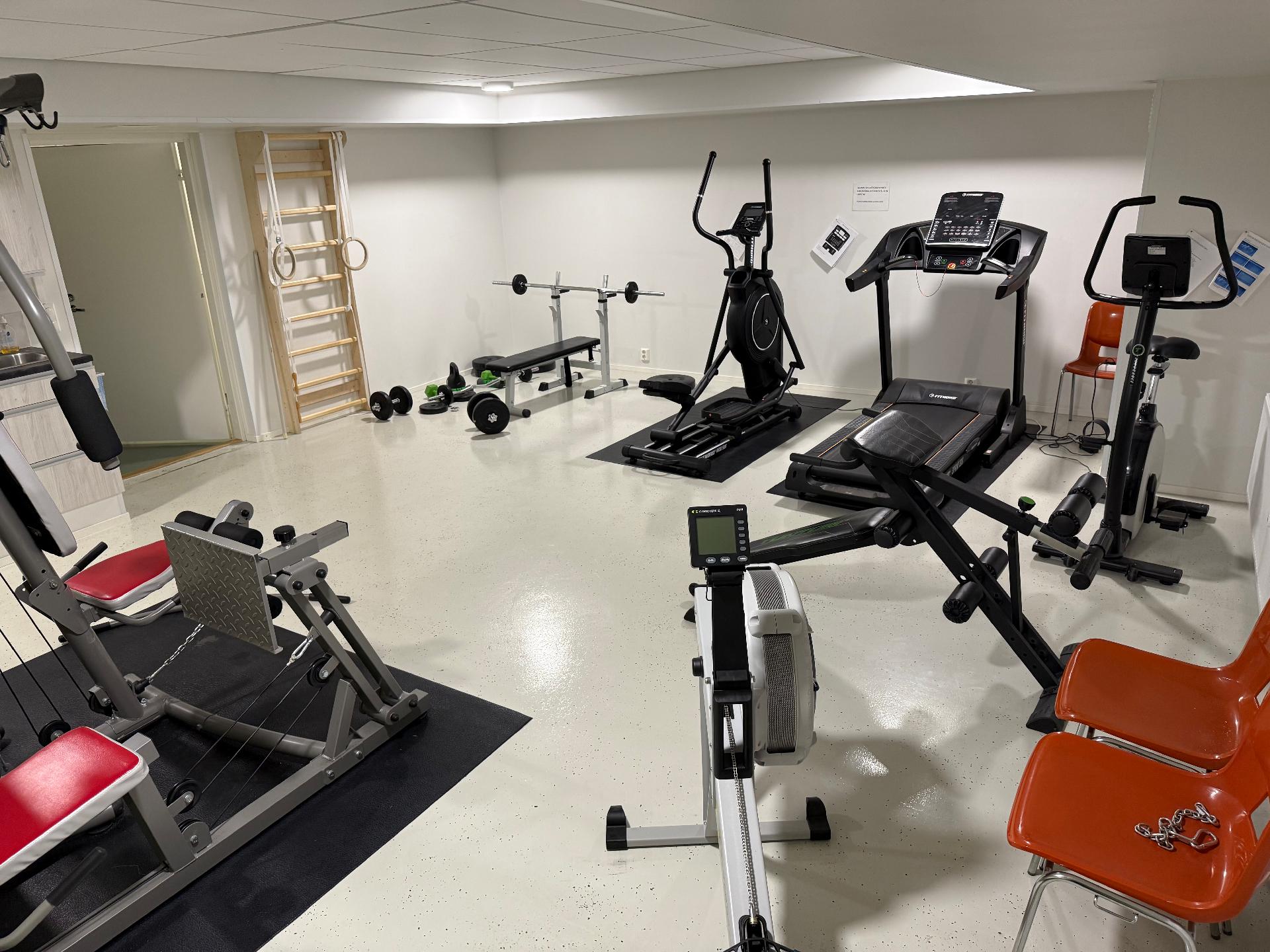 Kuntosali alakerrassa