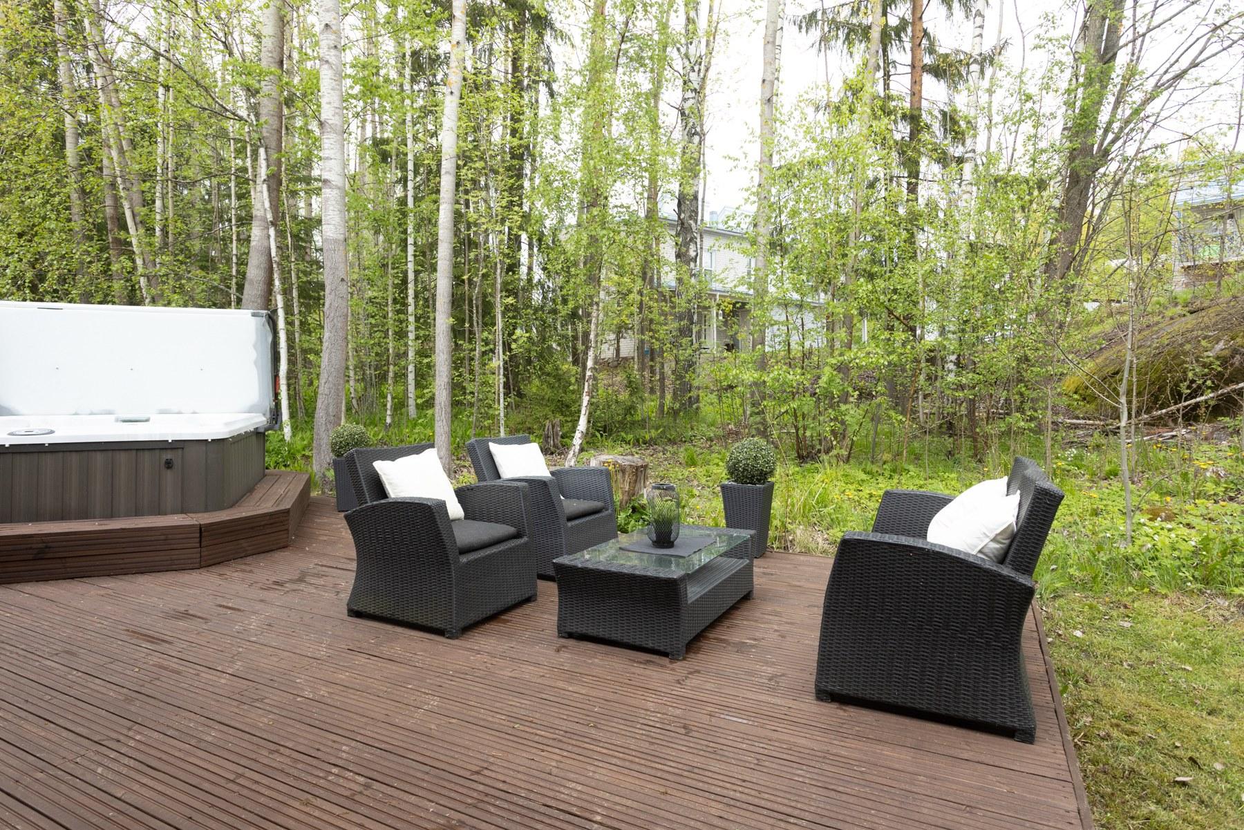 Puut suojaavat näköyhteyttä terassille.