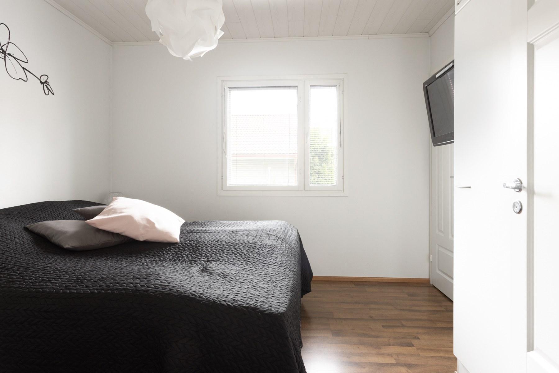 Makuuhuoneen yhteydessä vaatehuone.