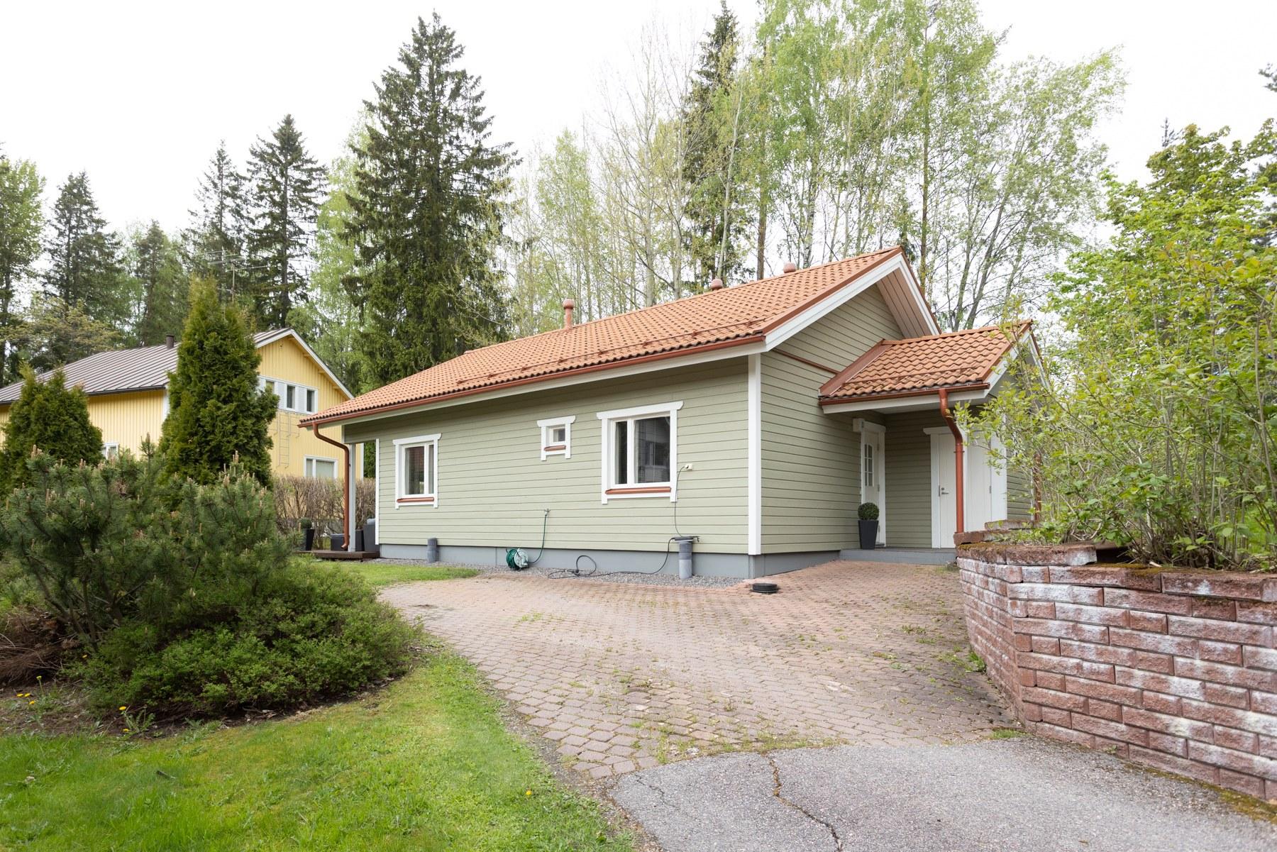 Mahtuu hyvin kaksikin autoa.