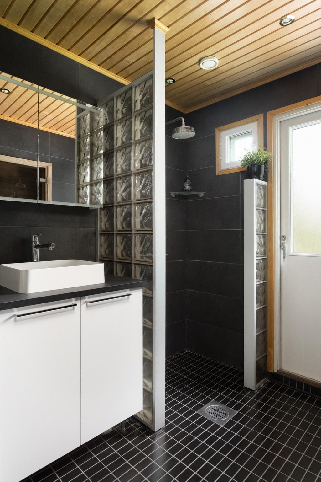 Kylpyhuoneesta käynti ulos terassille, jossa poreallas.