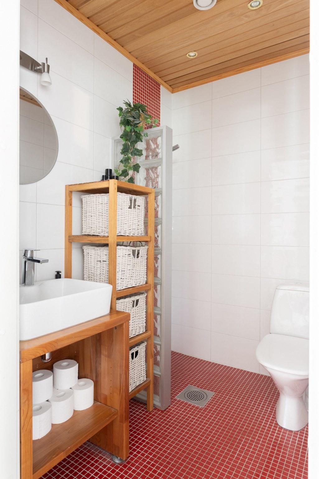 Erillinen wc, jossa myös suihku