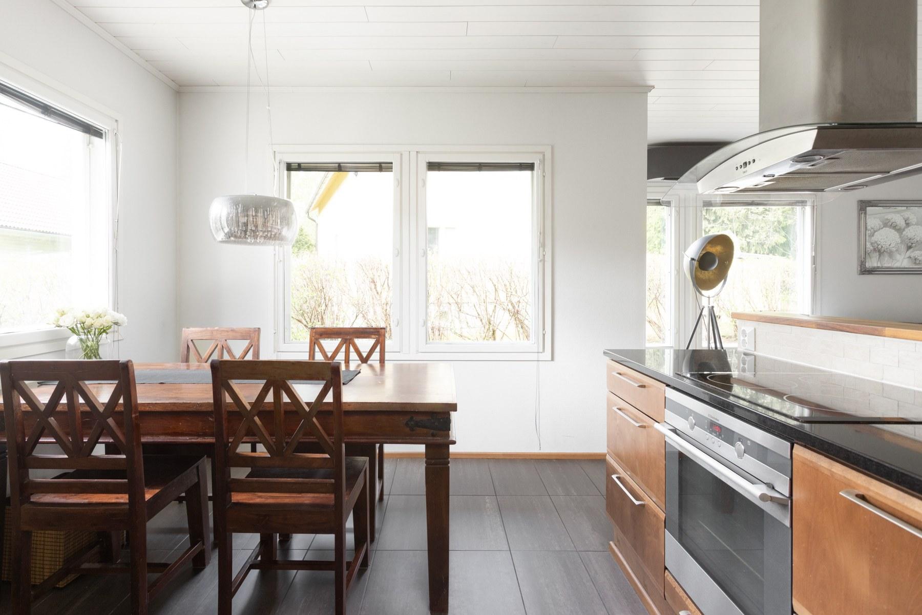 Keittiö kalusteineen.