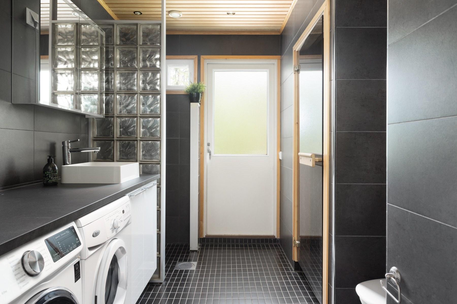 Kylpyhuoneessa hyvin tilaa pyykkihuollolle