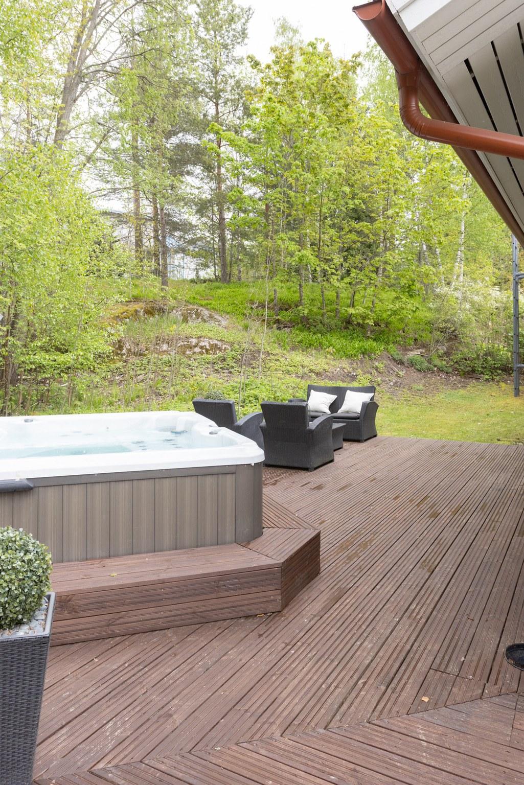 Terassilla hyvin tilaa kalusteille.