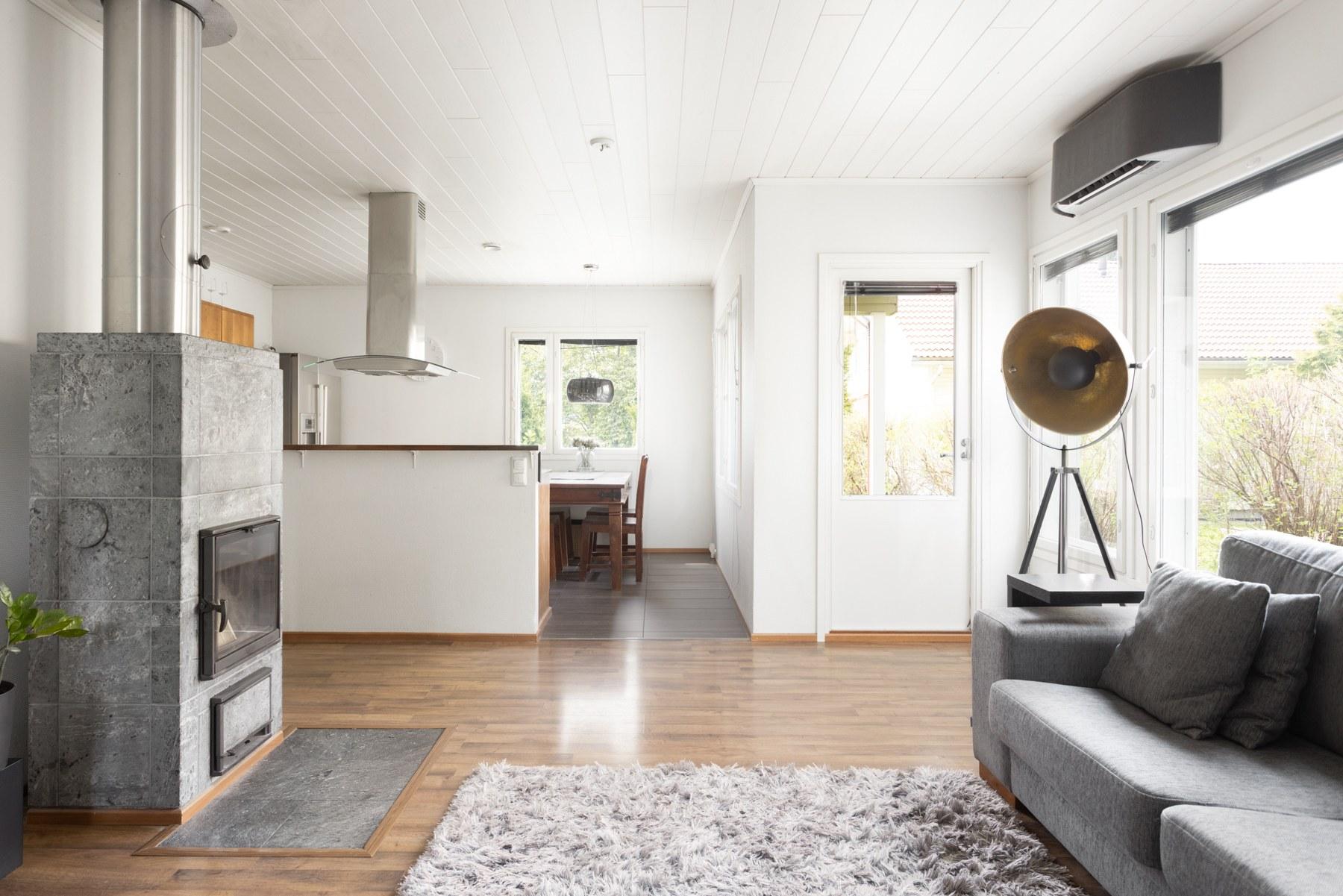 Olohuoneesta keittiöön päin.