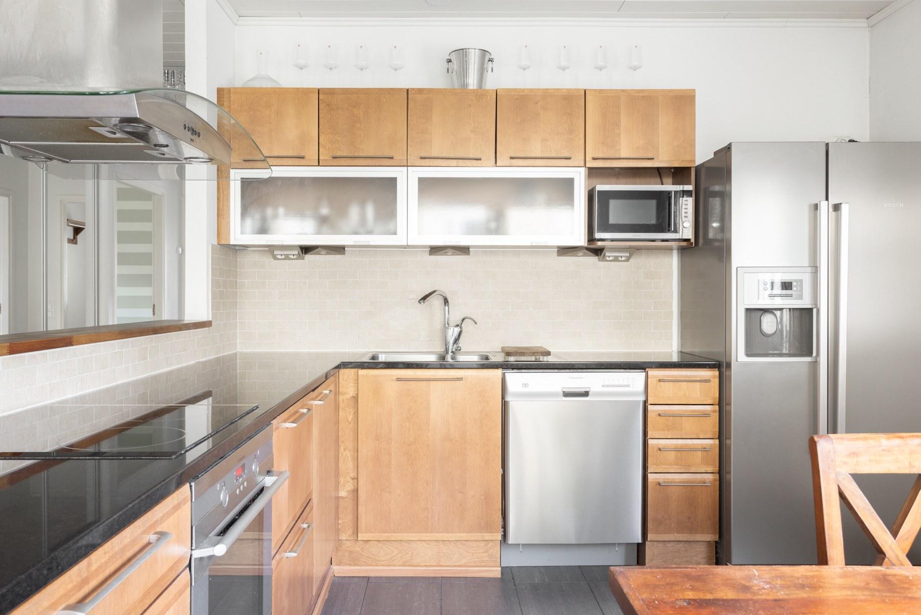 Kivitasot keittiössä.