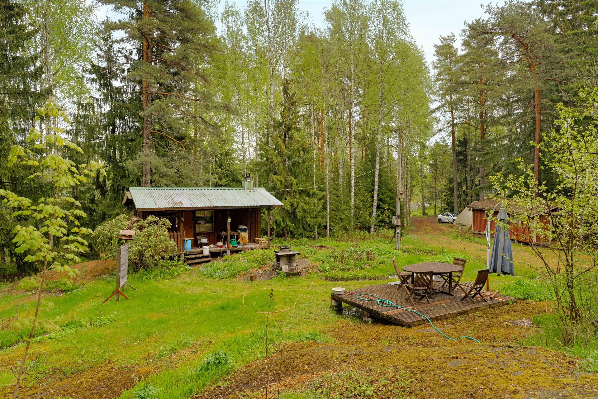 Ympärillä tasaista nurmikkoaluetta