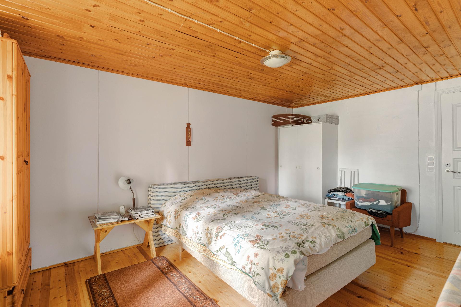 Makuuhuoneesta käynti kylpyhuoneeseen