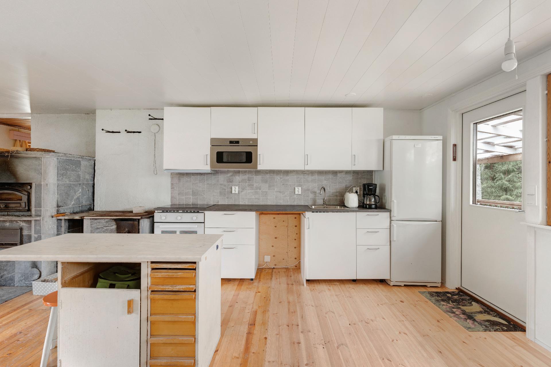 Keittiöstä ovi ulkoterassille