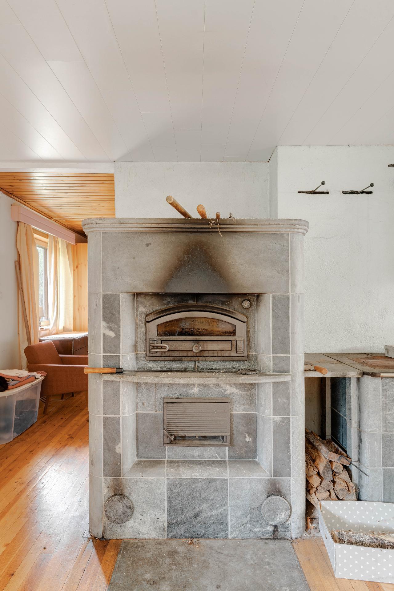 Varaava takka ja leivinuuni