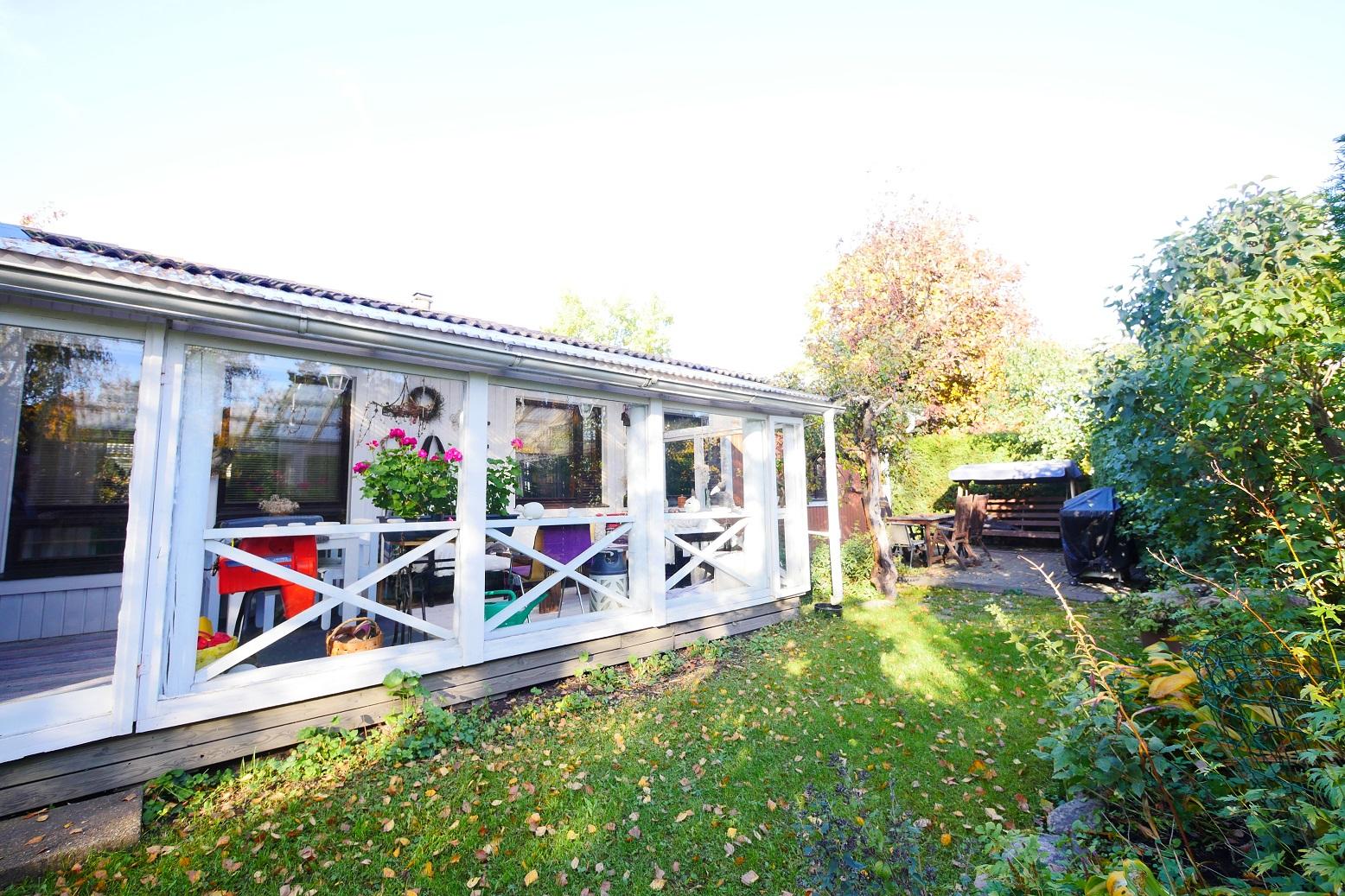 syksyn pihaa ja terassia