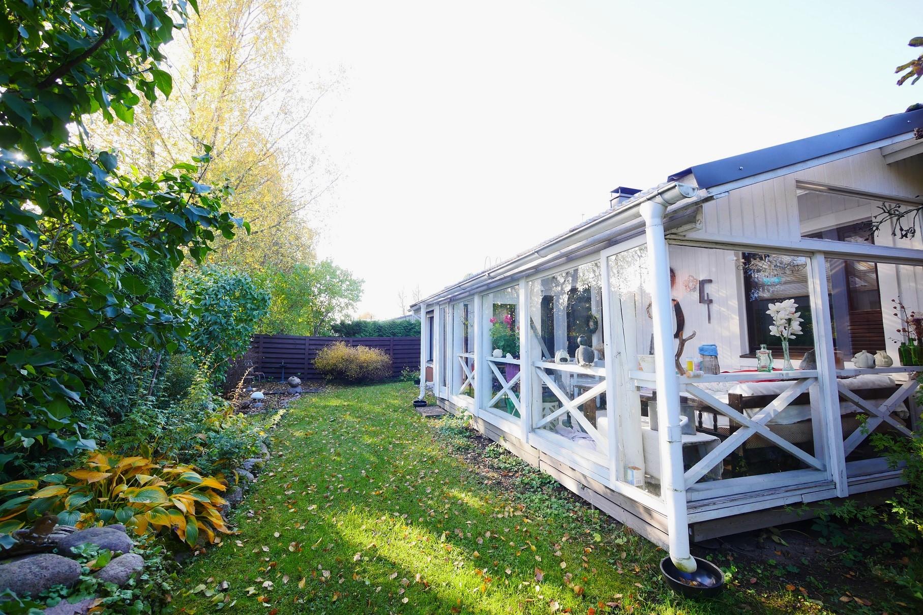 takapihana terassia ja pihaa