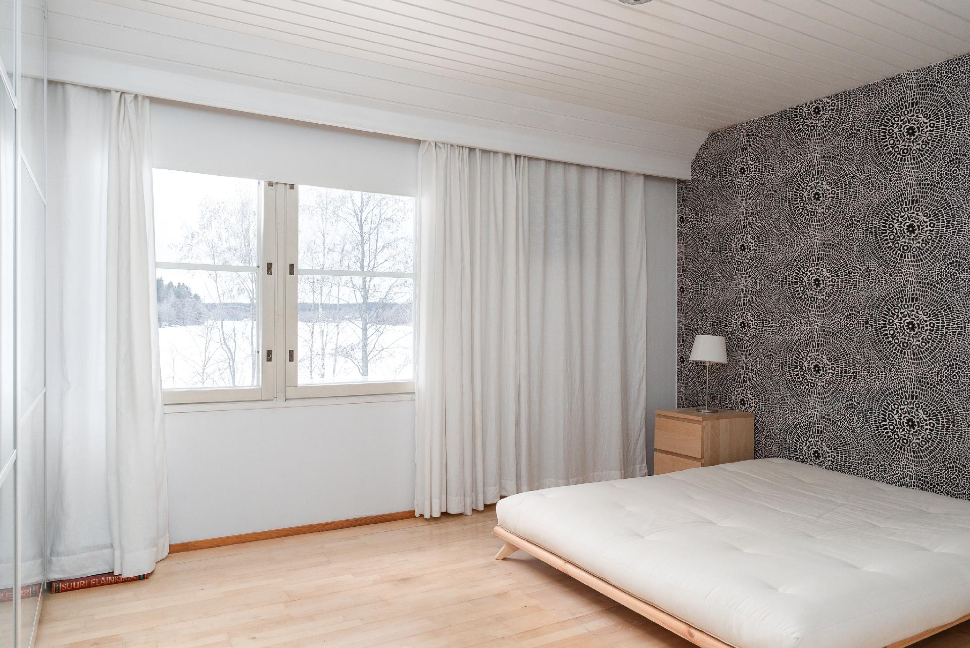 Alakerran makuuhuone