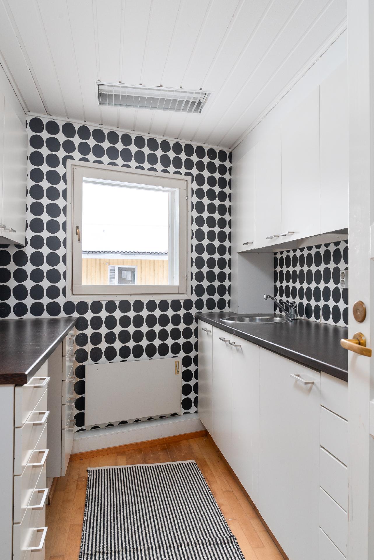 Sisäänkäynnin yhteydessä kodinhoitohuone