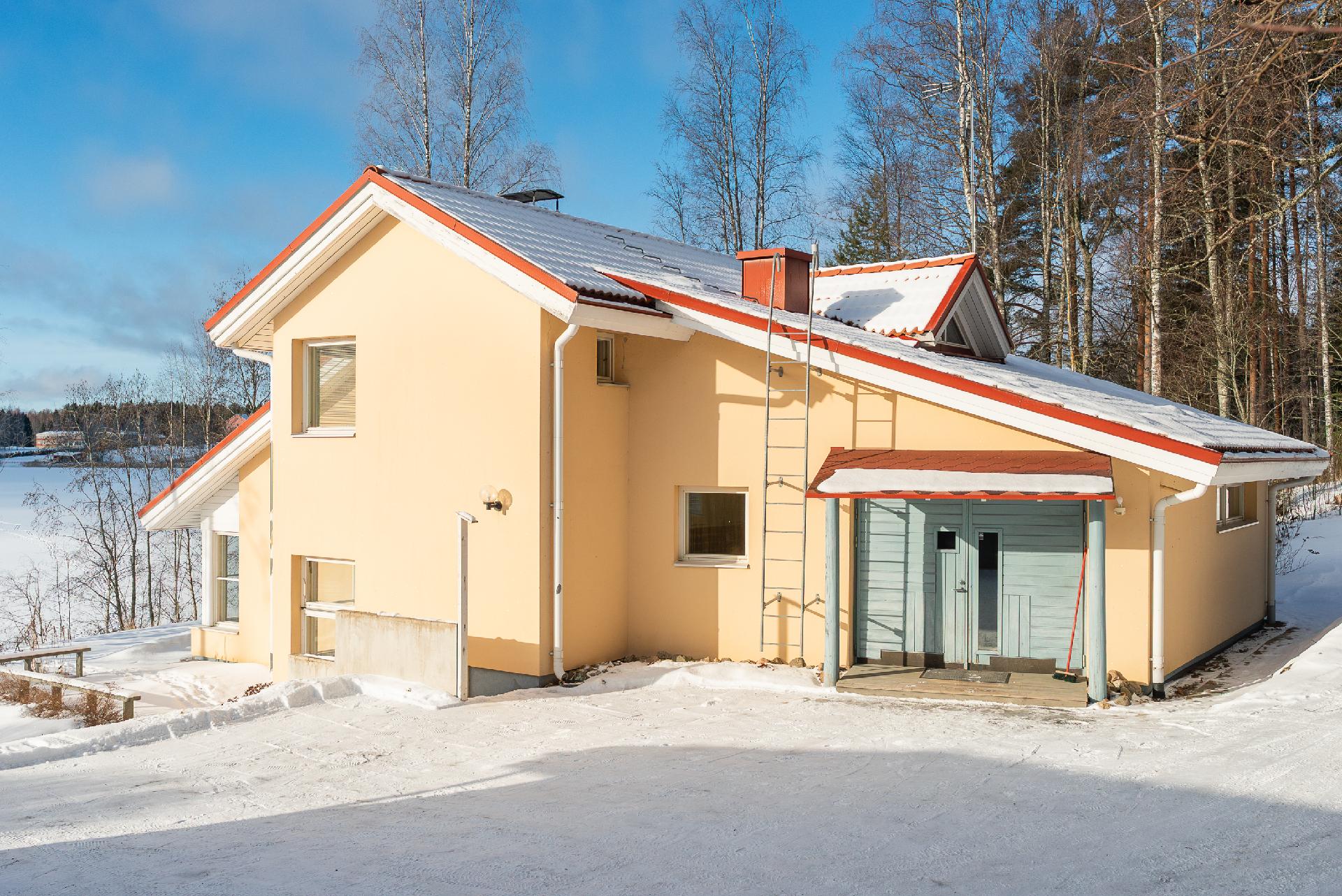 Julkisivu