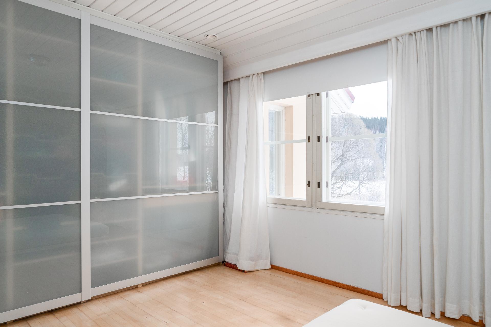 Alakerran makuuhuone