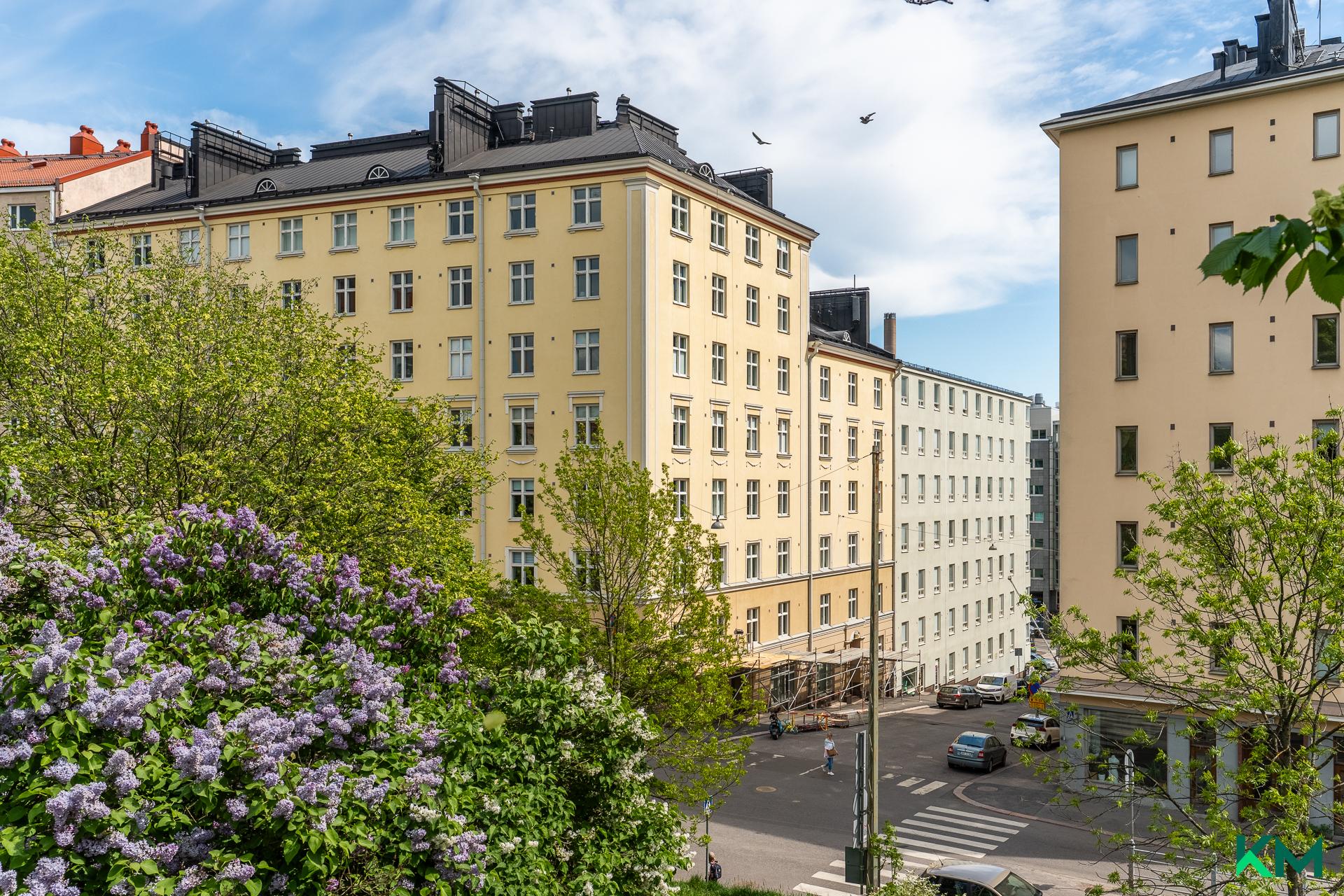 Kaunis talo Torkkelinmäen kupeessa