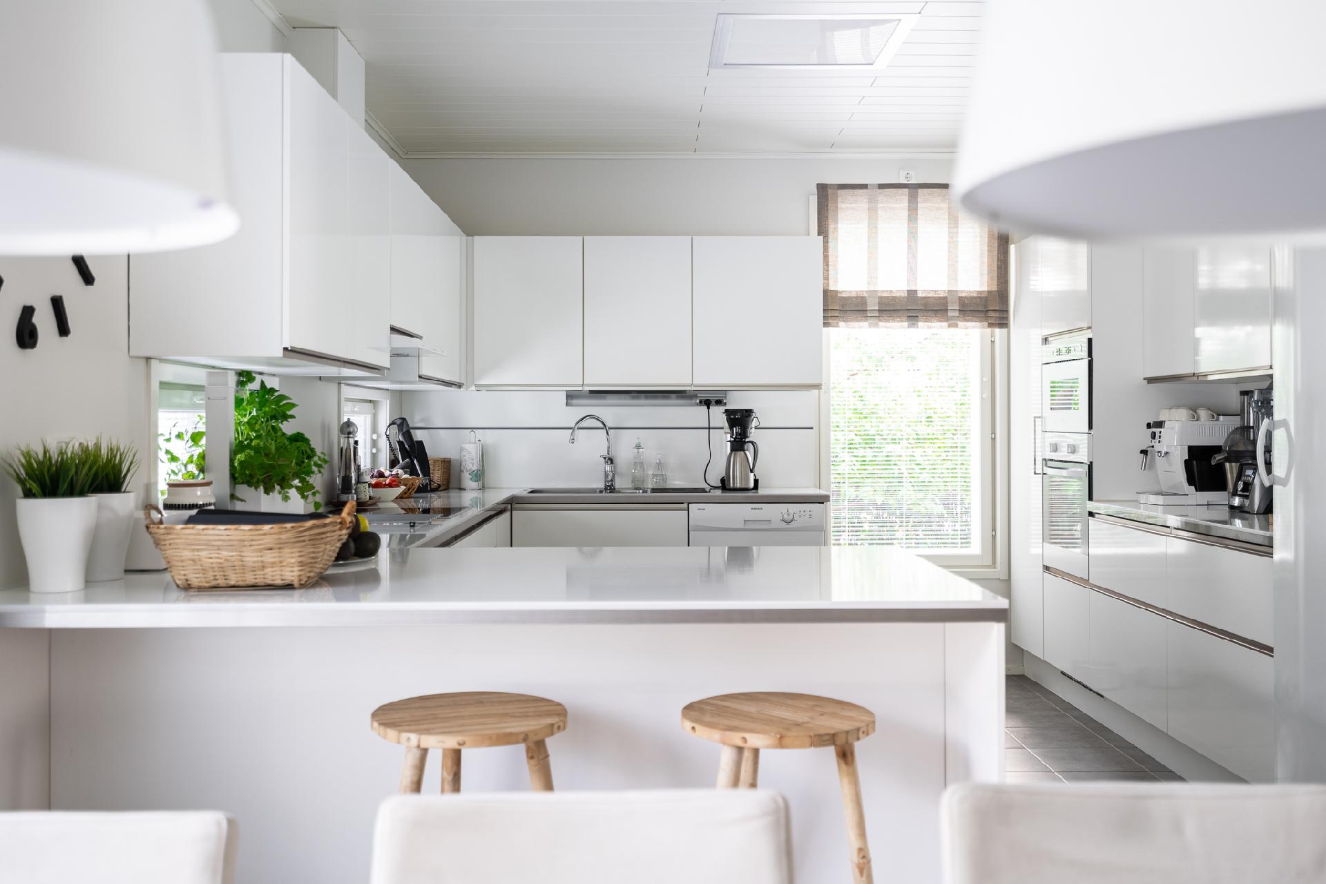 Näymä ruokailutilasta keittiöön