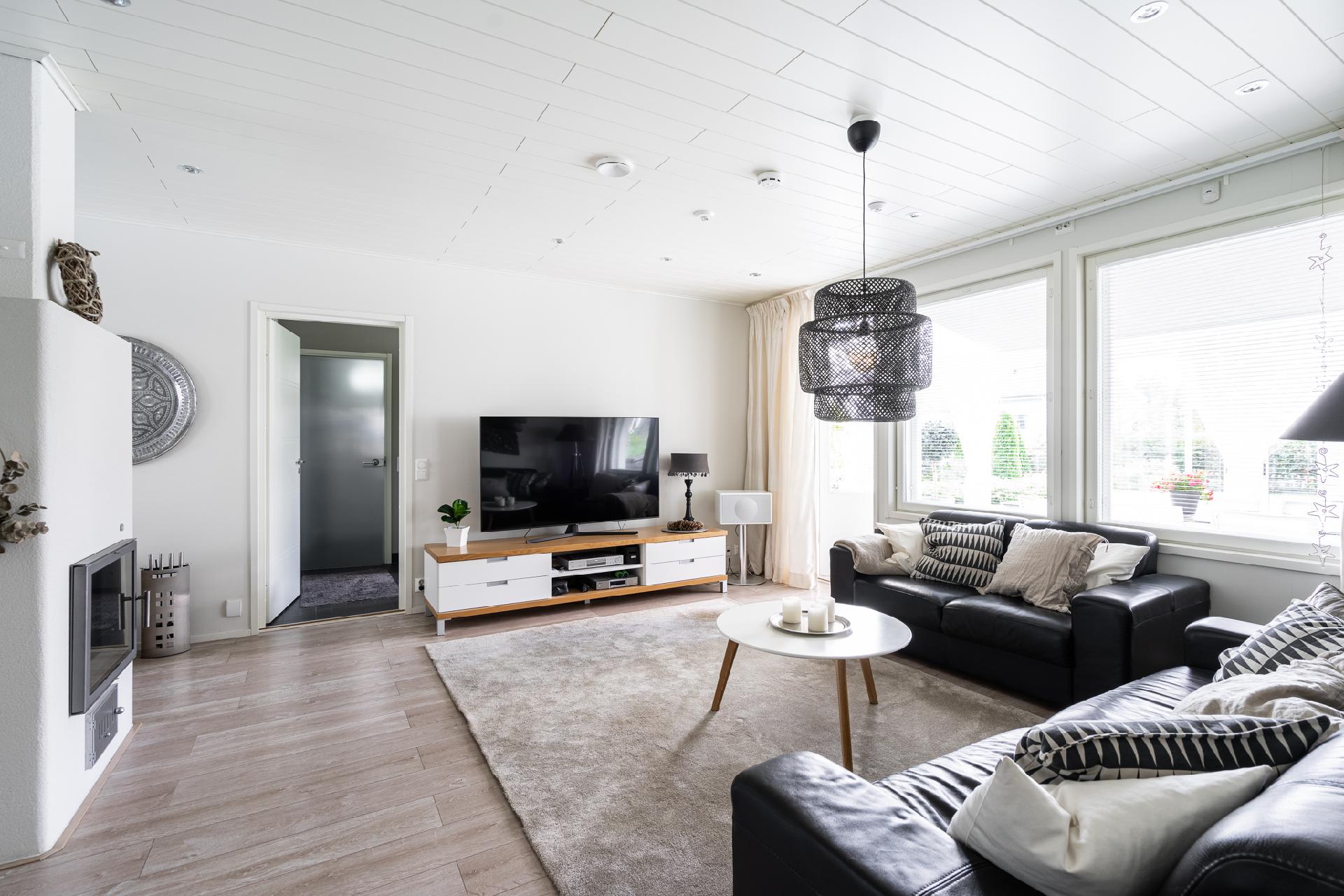 Olohuoneesta käynti kodinhoitohuoneeseen