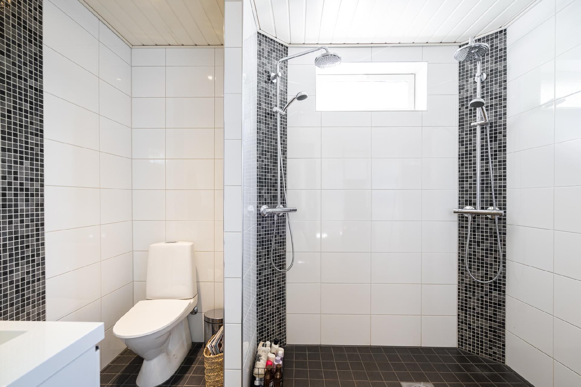 Pesuhuoneen yhteydessä toinen wc