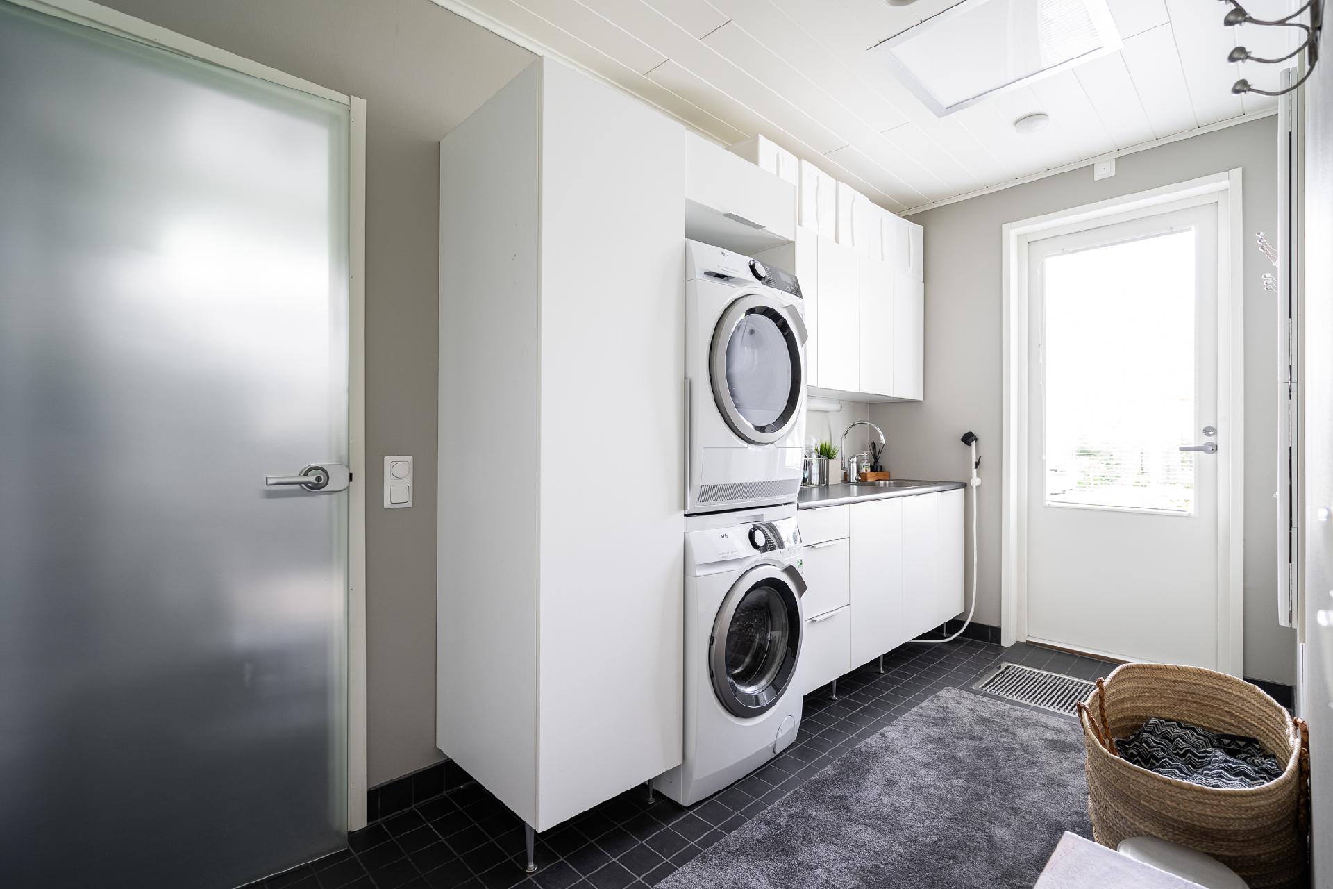 Kodinhoitohuoneesta käynti sisäpihalle ja pesuhuoneeseen