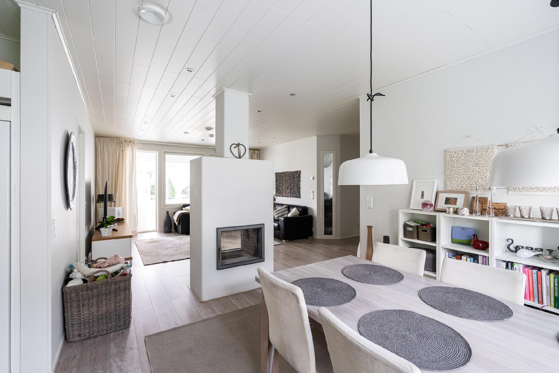 Ruokailutilasta olohuoneeseen