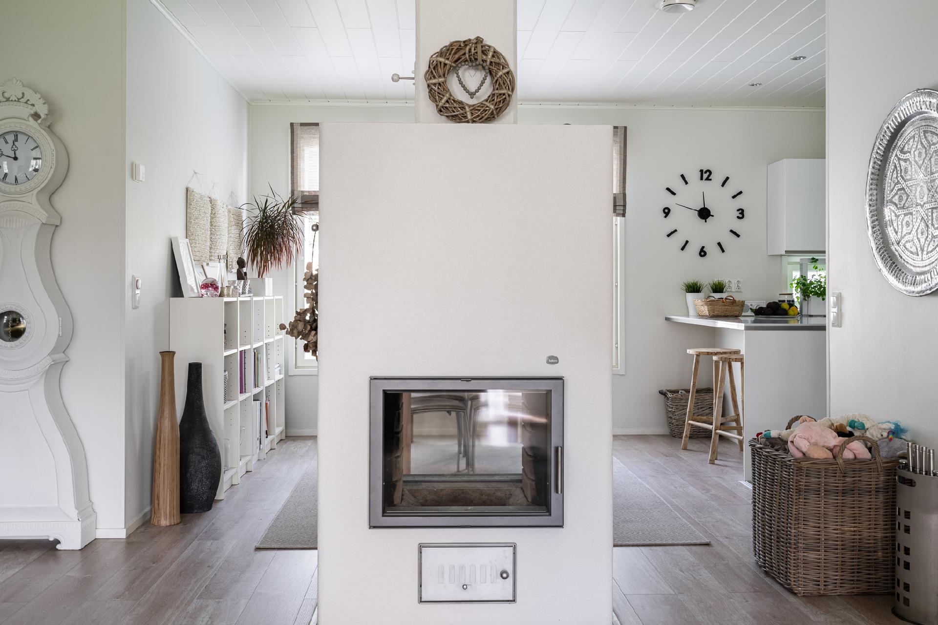 takka jakaa olohuonetta ja ruokailutilaa