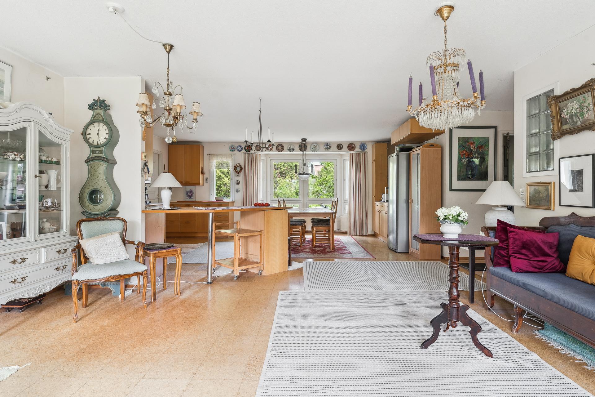 Näkymä olohuoneesta keittiöön