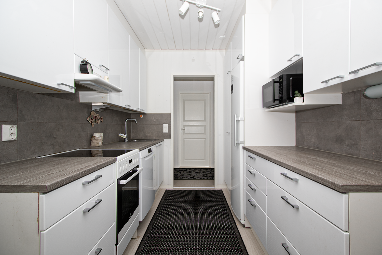 Keittiössä on hyvin laskutilaa