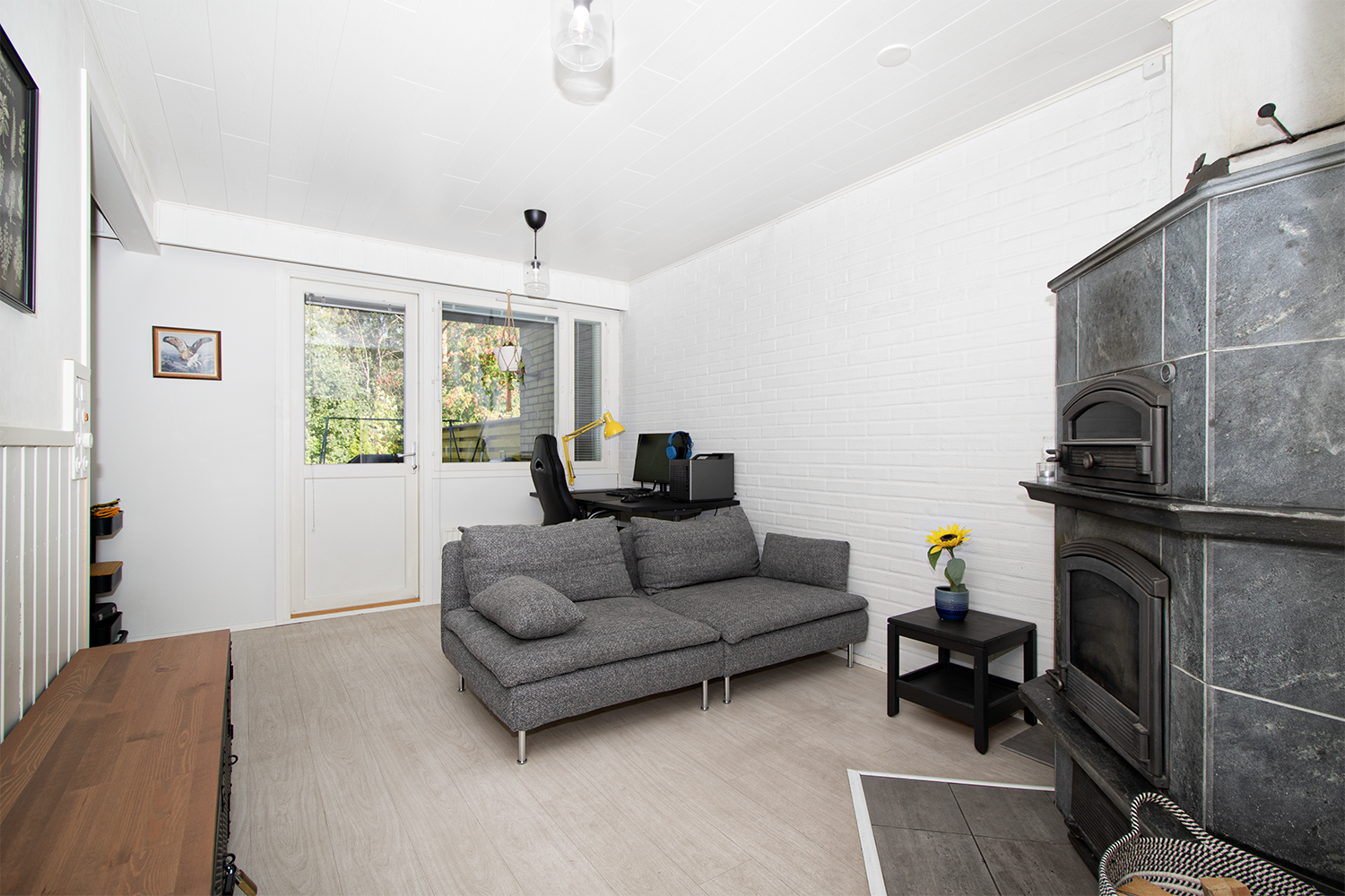 Takkahuoneesta käynti pihalle