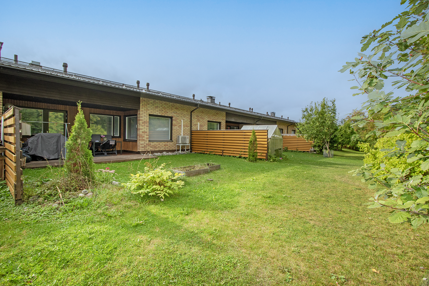 Tilava ja suojaisa piha 